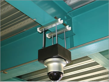 パナソニック製パン・チルト・ズーム型ネットワークカメラを工場天井に設置