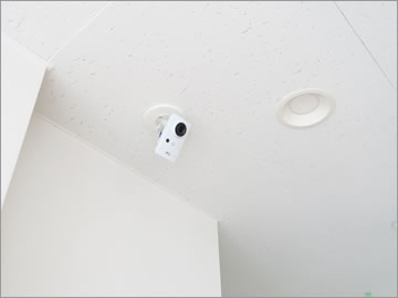 AXIS製屋内用赤外線ネットワークカメラを店舗内に設置