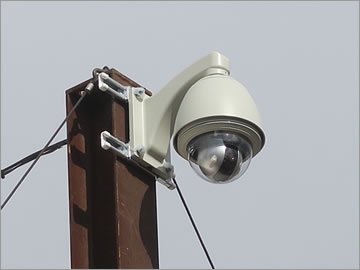 パナソニック製パン・チルト・ズーム型ネットワークカメラを屋外ハウジングに収納設置
